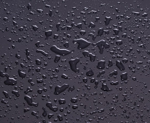 Wassertropfen auf dunklem Hintergrund