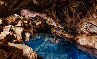 Island Höhle bei Myvatn - Grjotagja Cave