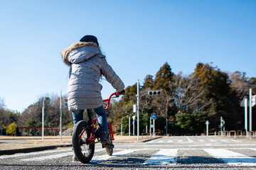 自転車で遊ぶ女の子