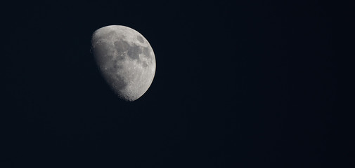 Fototapeta premium Faza księżyca bardzo szczegółowe zdjęcie jasnego księżyca na nocnym niebie