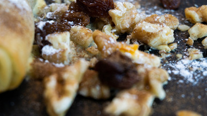 Puff pastry cake with custard and raisins.