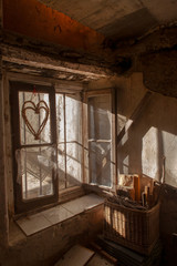 una vecchia finestra aperta nel suo totale abbandono - 241856418