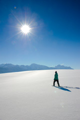 Schneeschuhwanderung im unberührten Neuschnee an den Bergen im Allgäu