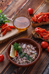 Baby calamari in olive oil with bruschettas and wine