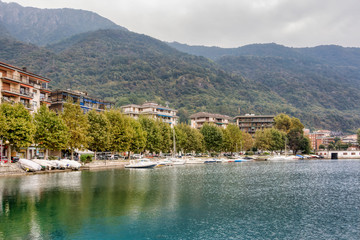 Cittadina sul lago nella stagione invernale