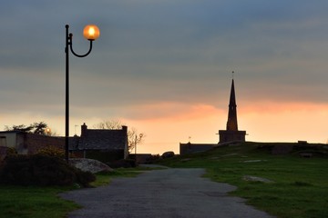 Tombée de la nuit sur le petit village de La Clarté à Perros-Guirec en Bretagne