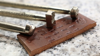 レザークラフト 刻印と刻印した革
