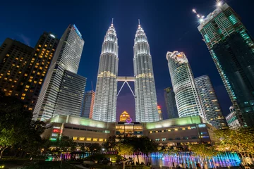 Keuken spatwand met foto The Petronas twin towers at night © happystock