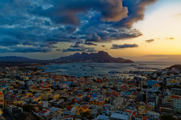 Die Bucht von Mindelo im Abendlicht