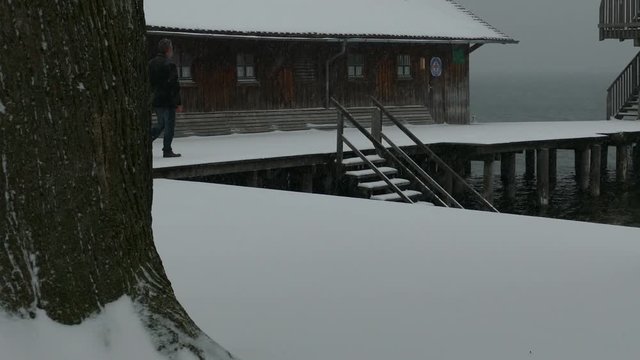 Winter in bayern, ammersee, mann am ufer in utting, schnee, sturm