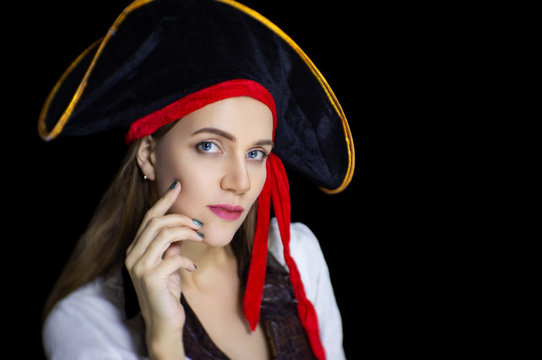 woman with big black pirate hat