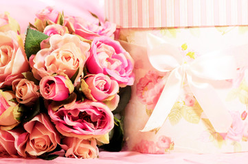 Obraz na płótnie Canvas Gift box with flower bouquet 