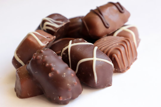 cioccolatini di vari tipi su sfondo bianco, chocolates of various types on a white background