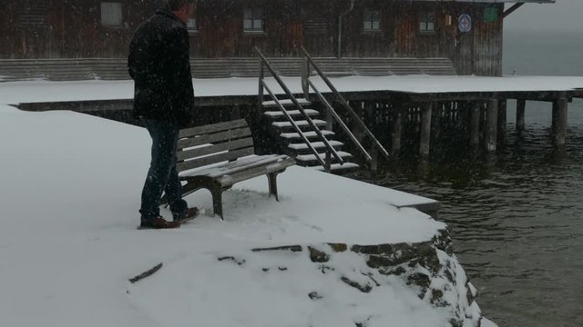 Winter in bayern, ammersee, mann am ufer in utting, schnee, sturm