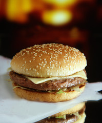  Un bocadillo de hamburguesa con queso y ensalada.