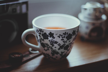 herbata kubek ceramika kwiaty zima