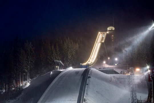 Skisprungschanze Vogtlandarena in Klingenthal bei Nacht