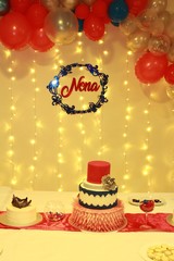 Torta de cumplea&ntilde;os rodeado de luces