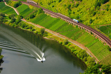 Mosel mit Eisenbahnlinie