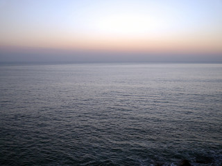 atardecer en la costa de la bahia de la playa de la ciudad de Cadiz, Andalucía. España. Europa