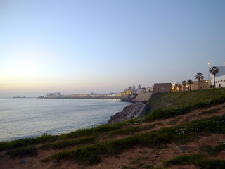 atardecer en la costa de la bahia de la playa de la ciudad de Cadiz, Andalucía. España. Europa