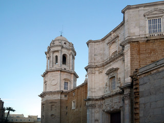 Fototapeta na wymiar Catedral en la bahía de la capital de Cádiz, Andalucía. España. Europa