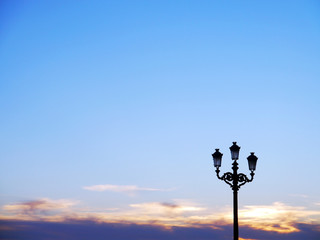 farolas antiguas con fondo de cielo azul en la bahía de Cádiz, Andalucía. España. Europa