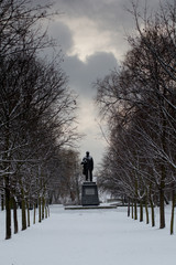 Pomnik Leona Kruczkowskiego w oddali