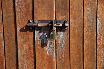 Holztür verwittert mit Schloss