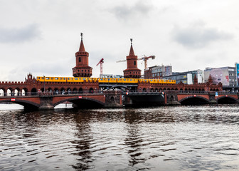 Obraz premium Train on Oberbaum bridge