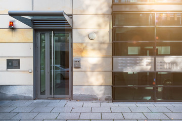 Eingang Tür mit Glaseinsatz