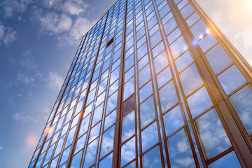 Hochhaus Wolkenkratzer mit Gegenlicht
