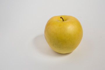 Manzana golden/ una manzana golden, aislada, sobre fondo blanco