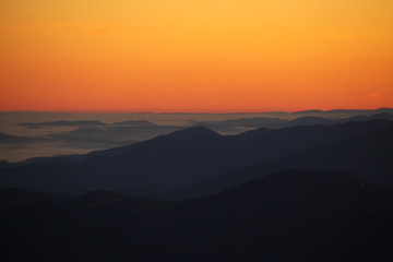 Lever de soleil en montagne