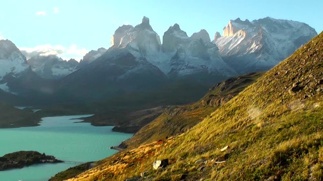 Meditando con las vistas de las montañas y los lagos en Torres del Paine, Chile