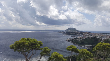 Vista aerea del golfo e isola