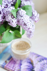 Obraz na płótnie Canvas cup of coffee and lilac flowers