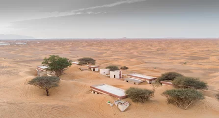  luchtfoto van een oud verlaten dorp in een woestijn © katiekk2