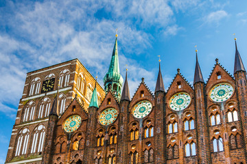 Stralsund Rathaus und Nikolaikirche - obrazy, fototapety, plakaty