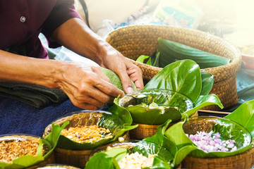 savoury leaf wrap salad bites Thai appetizer