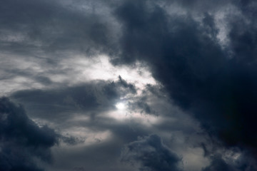 Fototapeta na wymiar ciel noir orageux et percée de soleil