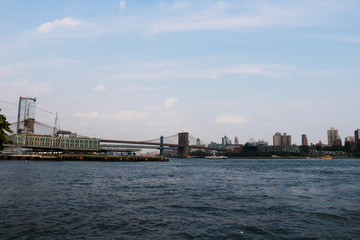Obraz premium New York, USA - September 2, 2018: Brooklyn Bridge with the skyline of Downtown Manhattan on cloudy sky.