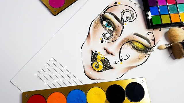 Kolorowy, artystyczny facechart z cieniami do powiek i pędzlami do makijażu na białym tle 