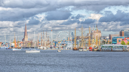 Segelschiffe auf der Hanse Sail in Rostock - obrazy, fototapety, plakaty