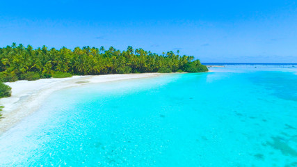 Fototapeta na wymiar DRONE: Cool flying view of the unspoiled tropical sandy beaches in Cook Islands.