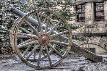 Fototapeta premium Historische Kanone im Winter Festung Königstein