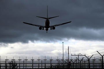 Naklejka na ściany i meble Flugzeug im Landeanflug bei schlechtem Wetter - Stockfoto
