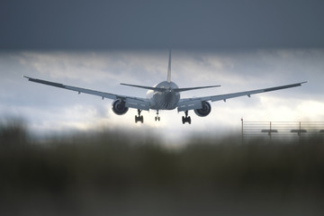 Passagierflugzeug im Landeanflug - Stockfoto