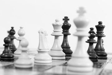 Scacchi fotografati su una scacchiera