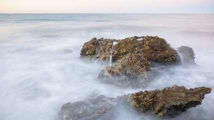Fels an der Küste im Meer